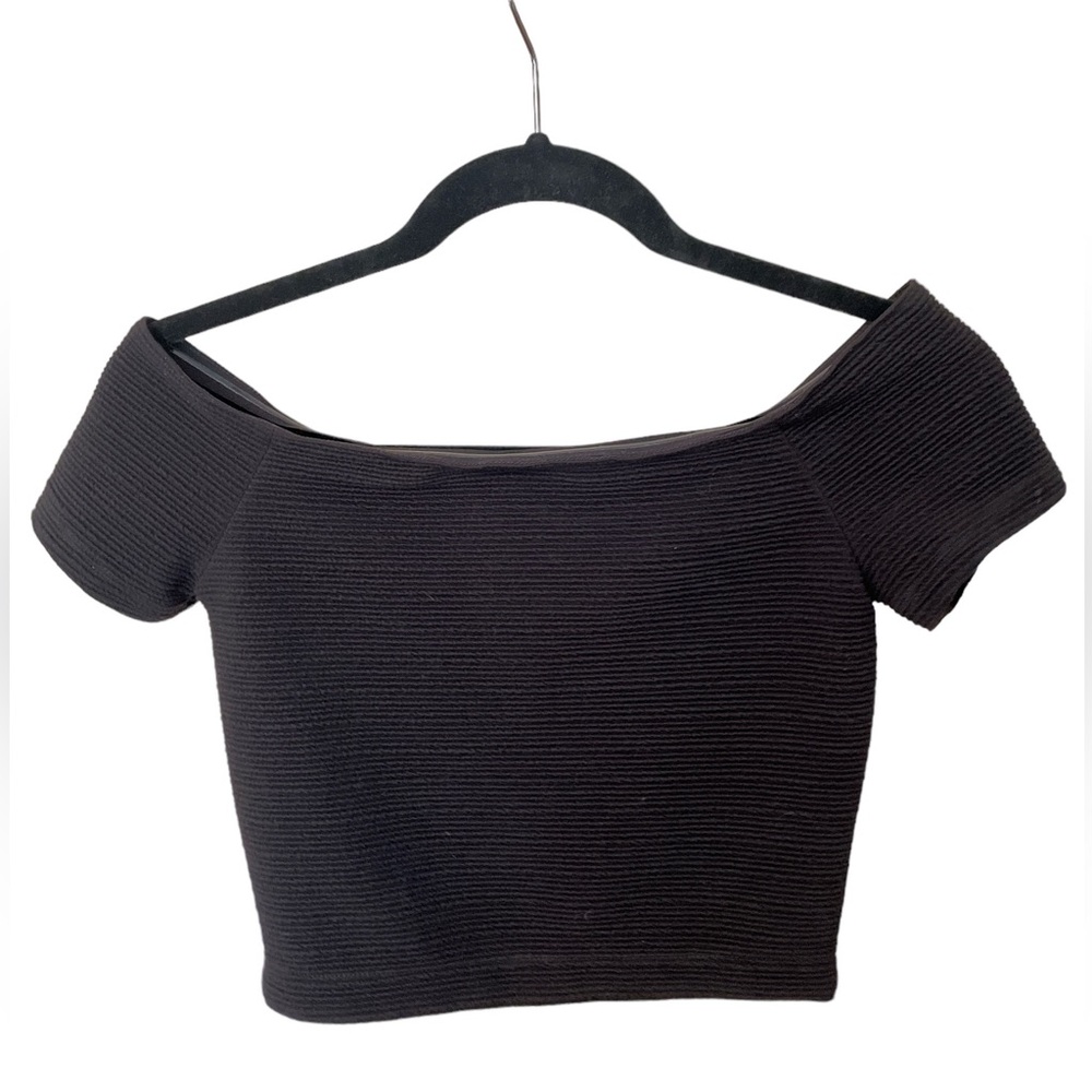 Alice + Olivia off the shoulder black crop top with zipper in the back Size: 0